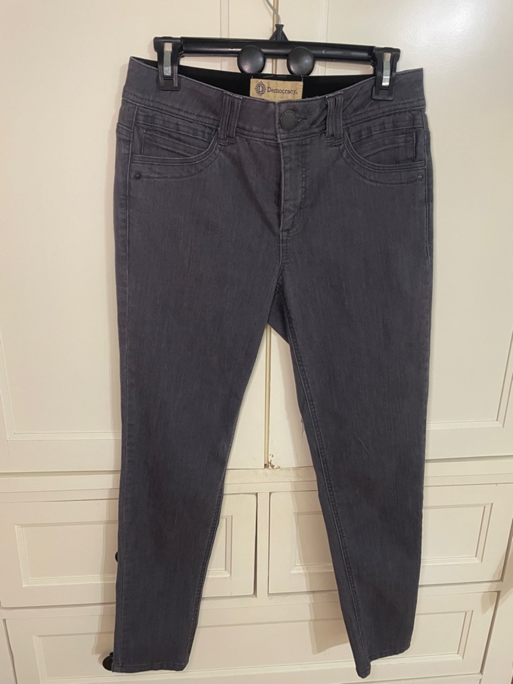 Democracy Women’s Ab Solution Straight Leg Jeans in Gray. Size 6.